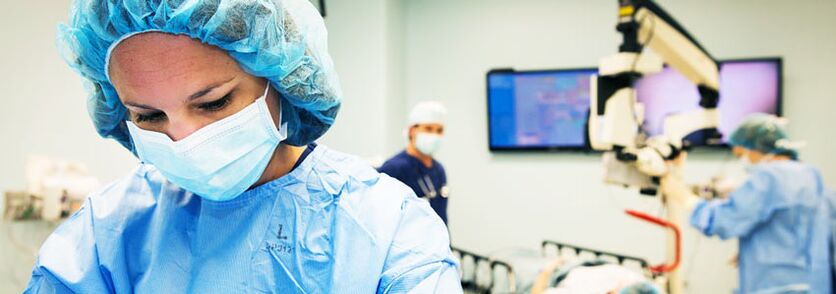 Cirujanos que realizan cirugía plástica para aumento de senos.
