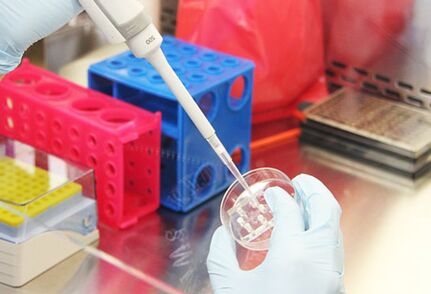 Examen de las pruebas del paciente antes de realizar la mamoplastia de aumento.