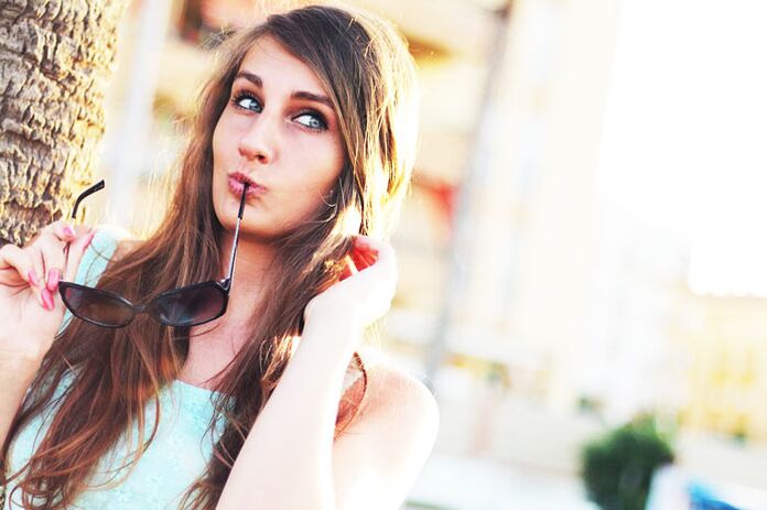 Una niña está pensando si debería someterse a una cirugía plástica para aumentar los senos.